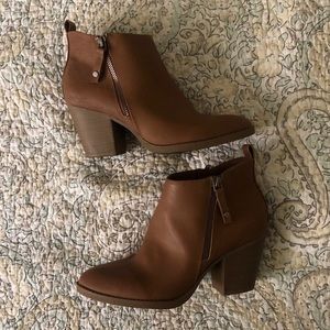 Universal Thread tan booties